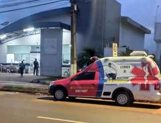 Ambulância parada na frente da UPA de Dourados chama a atenção com a frase #MeChamaQueEuVou