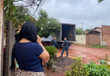 Debaixo de chuva, mãe é despejada de casa com 4 filhos 