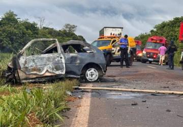 Motorista morre carbonizado em acidente com carreta na MS-276