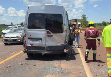 Van do grupo Zíngaro se envolve em acidente em trecho de rodovia em obras a caminho de Jateí