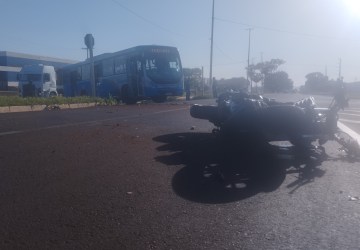 Grave acidente entre ônibus e motocicleta deixa jovem gravemente ferido em Dourados