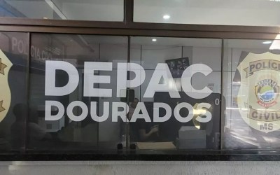 Idosa de 67 anos é presa após esconder porções de drogas em planta