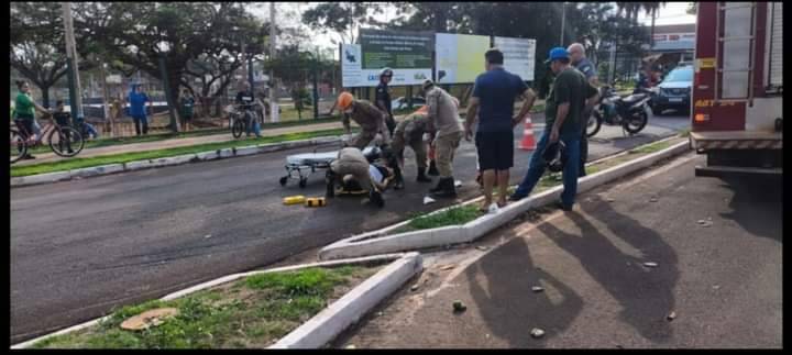 Mulher é levada em estado grave para o HV após ser atropelada por motociclista que fugiu.