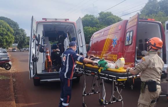 Motorista de caminhonete invade preferencial e atropela motociclistas em Dourados