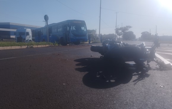 Grave acidente entre ônibus e motocicleta deixa jovem gravemente ferido em Dourados