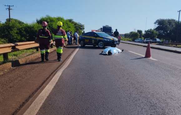 Homem morre ao cair de moto após pneu estourar na BR-163